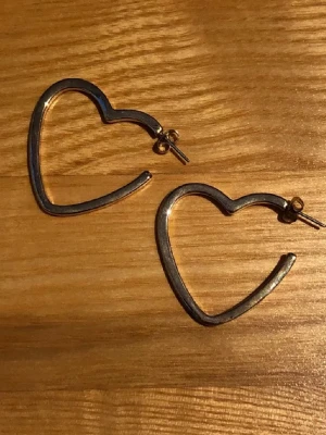 hjärta örhängen  - örhängen från h&m. använd ”köp nu”. 5/1-2026