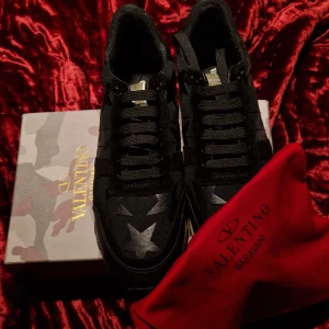 Valentino Garavani- Trainer Rockrunners Black - ‼️Säljer mina feta rockrunners, dom är i extremt bra skick, och sitter väldigt fint kommande säsongen (Vinter), skorna passar också bra på 1 storlek mindre (44). Dustbag ingår och var inte rädd att diskutera priset‼️
