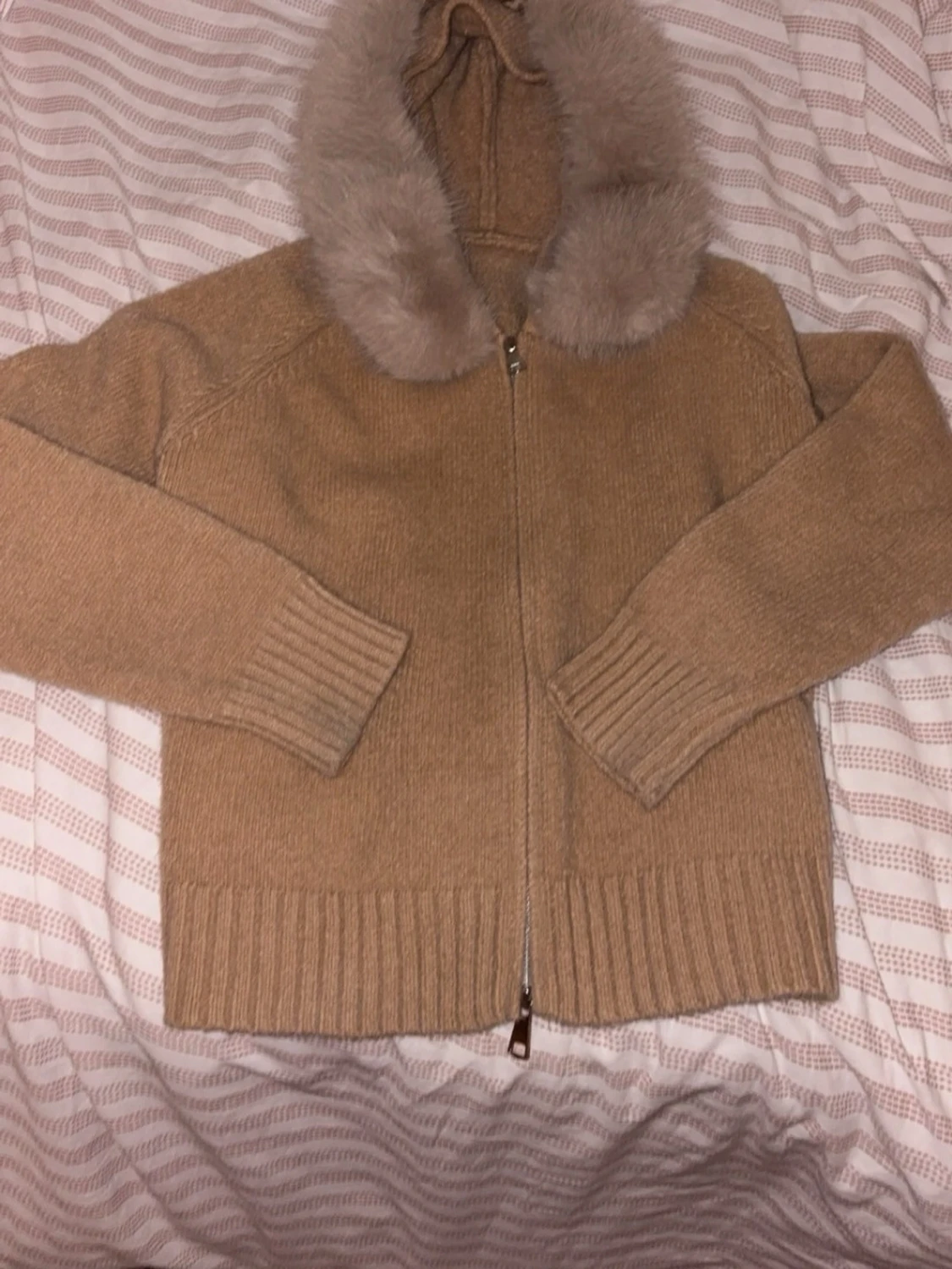 Beige cardigan jacka med fuskpäls