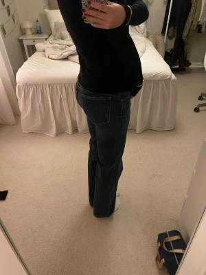 Mörkblå raka jeans - Säljer denna mörkblå raka jeans från Zara i storlek 32. Jätte fint skick men säljer de då är för små