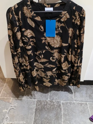 Ny blus ZHENZI Small  - Blus oversize modell passar även mig som har L och är då fortfarande luftig. Dyr I inköp lappar kvar 
