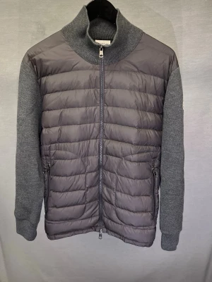 Moncler cardigan - Hej! Säljer denna supersnygga moncler cardigan! Självklart äkta! Size XL men är nersydd så den passar S-M. Mer som M. Modellen är 180. Passar 182-187 bäst! Nypris 10 000kr. Hör av dig vid minsta fundering 🤩