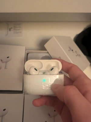 AirPods pro  - ✨ Samma kvalitet – till ett ännu bättre pris! ✨ Just nu endast 279 kr 🎧 Har alla funktioner som vanliga AirPods 🚚 Leveranstid: 1–3 dagar Enkla returer om du inte är helt nöjd 📩 Skicka ett PM så hjälper jag dig direkt!