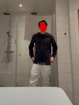 Ralph lauren hoodie - Saljer en stilren mörkbla hoodie fran Ralph Lauren med det klassiska röda logotypbroderiet på bröstet. Tröjan har en bekväm huva med dragsko och långa ärmar. Perfekt för en avslappnad look. Har nagra fläckar som kan ses på bilderna. Pris är diskuterbart.