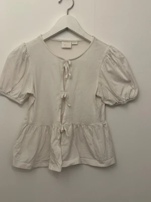 Vit blus från Gina tricot - En vit blus från Gina.