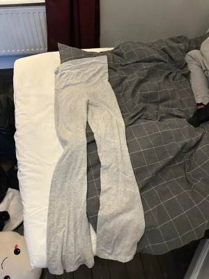 Grå bootcut yogapants Gina Tricot - Säljer ett par ljusgrå yogapants från Gina Tricot i storlek 158/164. Byxorna har bootcut-modell är vikbara i midjan och är gjorda i mjukt bomullsmaterial. Perfekta för en chill och avslappnad stil.
