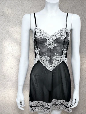 Intimissimi nattlinne  - Supersnygg svart nattlinne. Den har en transparent mesh-look och spetsdetaljer som ger en lyxig vibe. Perfekt för dig som gillar att sticka ut med detaljer. #intimissimi #nattlinne