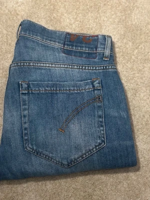 Dondup George - Säljer mina dondup George extremt bra skick snygg blå färg. Priset går att diskutera vid snabb affär.