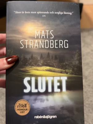 Slutet - Oläst bok då jag fick fel men kan inte lämna tillbaka. Boken är skriven av Mats Strandberg och har 511 sidor. En gripande preapokalyptisk roman om två unga människor som lever på lånad tid. Världen går mot sitt slut och de tvingas konfrontera stora frågor om livet, döden och vänskap. 
