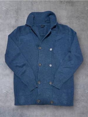 Stickad kofta från H&M - Riktigt fet och stilren kofta från Hm. Väldigt elegant på med snygg passform. Pris kan diskuteras 😊