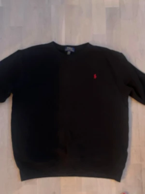 Polo Ralph Lauren sweatshirt  - Svart sweatshirt från Polo Ralph Lauren i storlek XL (18-20). Herr ca medium. 