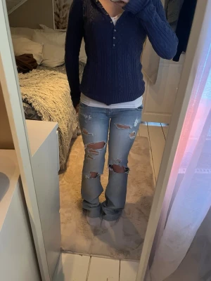 Lowrise jeans  - Ett par vintage Lee jeans som jag sytt lågmidjade med stark tråd, det står ingen storlek men skulle säga kanske 34, säljer då de blivit för små för mig, finns ett litet hål mellan benen men enkelt o sy ihop eller om man vill sy en bit på insidan 💗 Innerbenslängd: 82 cm, Midja: 36 cm med lite stretch, Grenhöjd: 19 cm 
