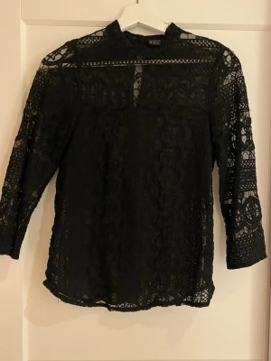 Svart blus  - Fin blus från Indiska 