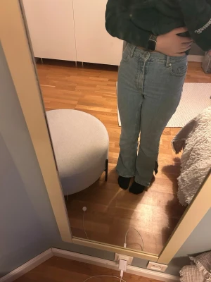 Ljusblå high waist jeans Carin Wester - Säljer ett par ljusblå jeans från Carin Wester, storlek 34. De är high waisted och flared med en slit längst ner på vardera byxben. Jag är 167cm och längden funkar bra på mig.