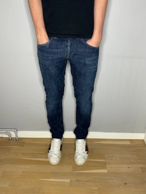 DonDup Jeans - DonDup Jeans i den populäraste modellen George| Storlek: 31= ungefär W31 L32| Modell är 177 cm| Skick: 9/10 perfekt skick!| Pris: 499kr| Priset går alltid att diskutera!|