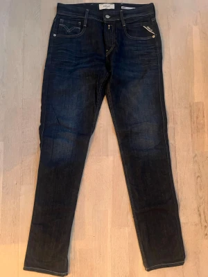 Replay Anbass Jeans - Replay Anbass Jeans mörkblå i storlek W30 L32. Mycket bra skick. Knappt använda! 
