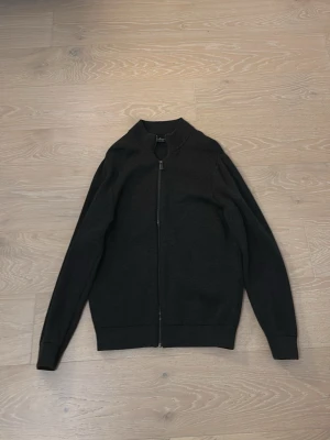 Mörkgrå fullzip  - Mörkgrå fullzip från Springfield. Tröjan är i väldigt bra skick. Tröjan är i storlek L men passar bättre som M.