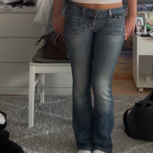 Blå bootcut jeans Only  - Snygga blå lågmidjade jeans från Only! Passar någon kortare. Innerbenslängd: 76cm, Midjemått rakt över: 39cm💓