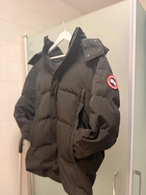 Canada Goose Wyndham svart - Storlek: XL men passar mer som en storlek L. Jackan är i mycket bra skick förutom att hängaren inne i jackan är sönder men inget som märks eller syns