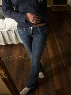 Levis jeans - Säljer mina Too super low Levis  jeans, det har en defekt längst ner på benen där de blivit uppskavda. Det står ingen storlek i dom men om jag inte minns fel så borde det vara w26/30 eller w26/32, jag brukar ha storlek S/36 och de passar mig bara att de är lite långa så där av är det upptrampade💕 pris kan diskuteras💕