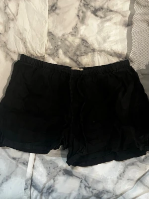 Svarta linneshorts från Gina Tricot  - Fina linneshorts från Gina Tricot i premium kvalitet. Storleken är S, dem passar säkert dom som har en mindre storlek och större. Jättesköna och luftiga, dom går att stryka eftersom materialet är linne.