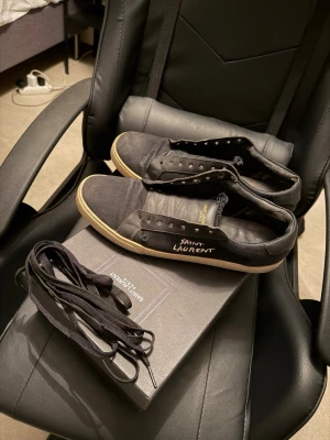Saint Laurent skor - Säljer dessa feta saint Laurent skor. Lite synd av användning men inget som är märkvärdigt eller irriterande. Passar perfekt till vardagliga outfits samt ifall man vill klä upp sig lite. Skosnöre, skobox och dustbag ingår!