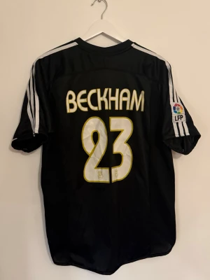 Real Madrid David Beckham #23 matchtröja  - Storlek smal 