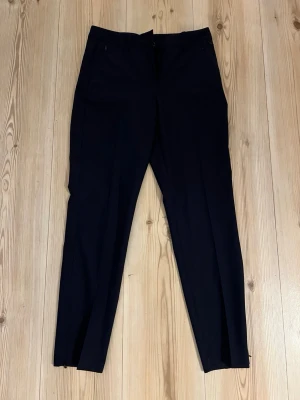 J.Lindeberg Pia golfbyxa - strl.25 - Snygga svarta golfbyxor från J.Lindeberg med klassisk rak passform och pressveck. Byxorna har hällor för bälte, diskreta fickor fram och bak samt är tillverkade i ett mjukt material som känns bekvämt hela dagen.