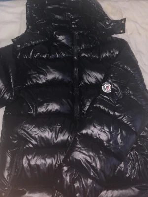 Moncler maya billig!!! - Säljer denna Moncler maya helt ny för cirka 1 vecka sedan denna jackan har en glansig finish med en rik grisch look som passar bra till alla olika stilar. Storlek m men passar också till s pågrund av den korta midjan. Om du skulle va intresserad av att sänka priset eller undrar något mer är de bara och skriva till mig tack och hej.