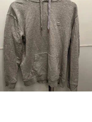 Lee hoodie - Säljer nu en lee hoodie I strl S och skick 8/10