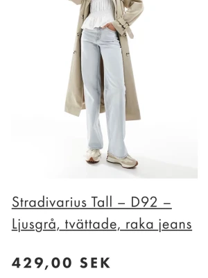Ljusgrå raka jeans Stradivarius 38 - Säljer ett par ljusgrå raka jeans från Stradivarius i storlek 38 tall. Jeansen har klassisk femficksmodell, normalhög midja och dragkedja med knapp. Endast använda 1 gång