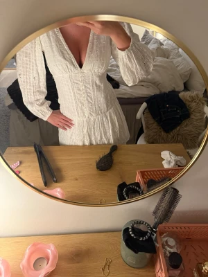 Vit student klänning  - Supersöt vit kort klänning med broderade blommor och v-ringad. Använd som student klänning! 