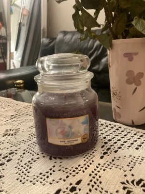 Yankee Candles-Sweet Nothing - Säljer ett doftljus från Yankee Candles i den mycket populära doften Sweet Nothing för 300kr. Storleken är  medium (411g) med en brinntid på 65-75h. Sweet Nothings beskrivs som en mjuk, varm och lätt blommig doft med inslag av cyklamen, lotusblomma, vanilj, pudrig mysk och bärnsten. Ej använt. 