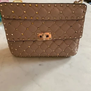 Beige valentino väska - Lånad bild men samma väskal!! Undrar om någon vill byta mot en svart i den mindre modellen eller en miumiu väska och kan även sälja💕💕 köpt på vestiere och har kvitto därifrån