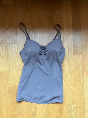  linnetopp med inbyggd bh - Ljuslila linnetopp från Jolinesse med smala axelband och inbyggd vadderad bh med knäppning. Står ingen storlek men skulle säga S/M💕