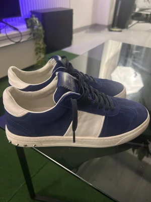 Valentino Flycrew - Knappt använda, 10/10 skick. Inga skav eller nitar som saknas. Äktighets certifikat och skobox medföljer. Storlek 42. Nypris: 6000kr Mitt pris: 3000kr