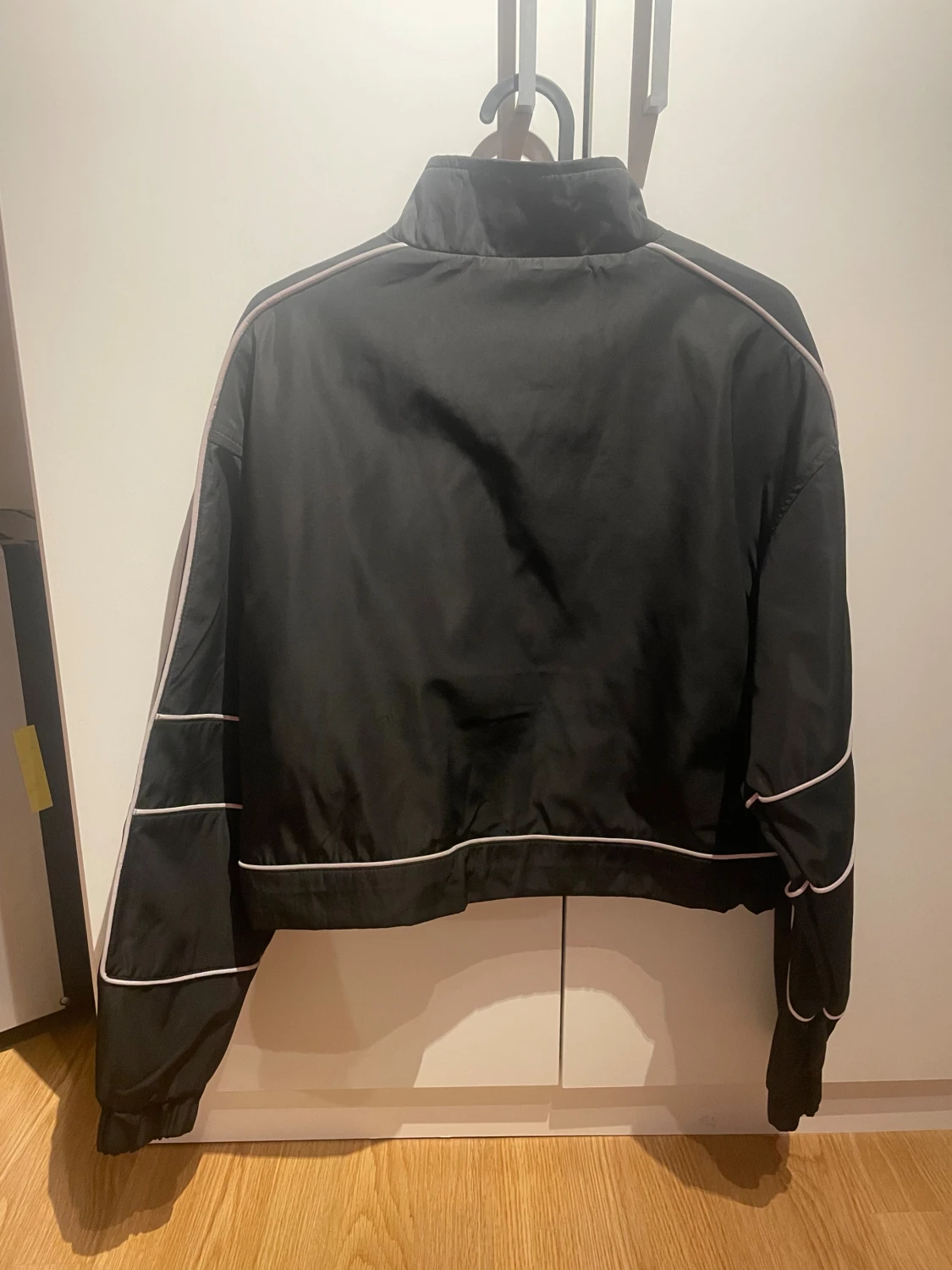 Svart vind/bomber jacka med reflex - 1