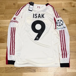 Liverpool tredjeställ 25/26 #Isak 9 Player Edition  - Liverpool 25/26 Third Jersey – Long Sleeve (Player Edition) with UCL Patch Exklusiv långärmad Liverpool tredjetröja (25/26) i Player Edition–kvalitet. Lätt, ventilerande och designad för maximal komfort precis som spelarnas egna matchtröjor. Utrustad med officiell UCL-patch för en extra premiumkänsla. Perfekt för samlare och riktiga Liverpool-fans.TVEKA INTE ATT SKICKA EN BUD:)