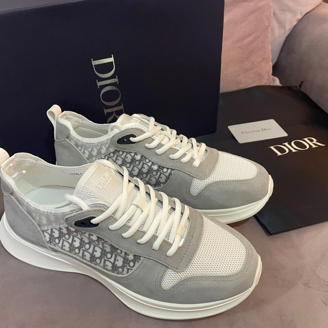 Grå och vita sneakers - 2