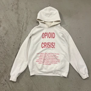 opioid crisis hoodie - antonyriddleforever hoodie från autumn 2020 hella rare🤑 kinda sliten för den e 5 år gammal se bilder
