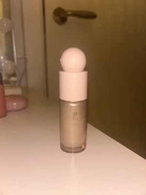 Rare Beauty flytande highlighter - Supersnygg flytande highlighter från Rare Beauty i nyansen Enlighten. Kommer i en stilren, rundad flaska med ljusrosa lock och applikator. Ger ett glowigt, skimrande resultat och är enkel att använda för att framhäva ansiktets höga punkter. Typ helt full! Nypris 355kr.🫰🏼