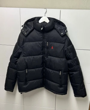 Polo Ralph Lauren Dunjacka  - Säljer en helt ny Jacka oanvänd, storlek L. Fraktar snabbt inom 24h efter köp. Kan även hämtas i Haninge. Skirv gärna vid fler frågor.