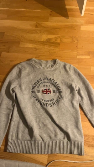 Grå stickad Morris tröja  - Snygg grå stickad tröja från Morris. sitter perfekt på dig som är mellan 165-173 ungefär 