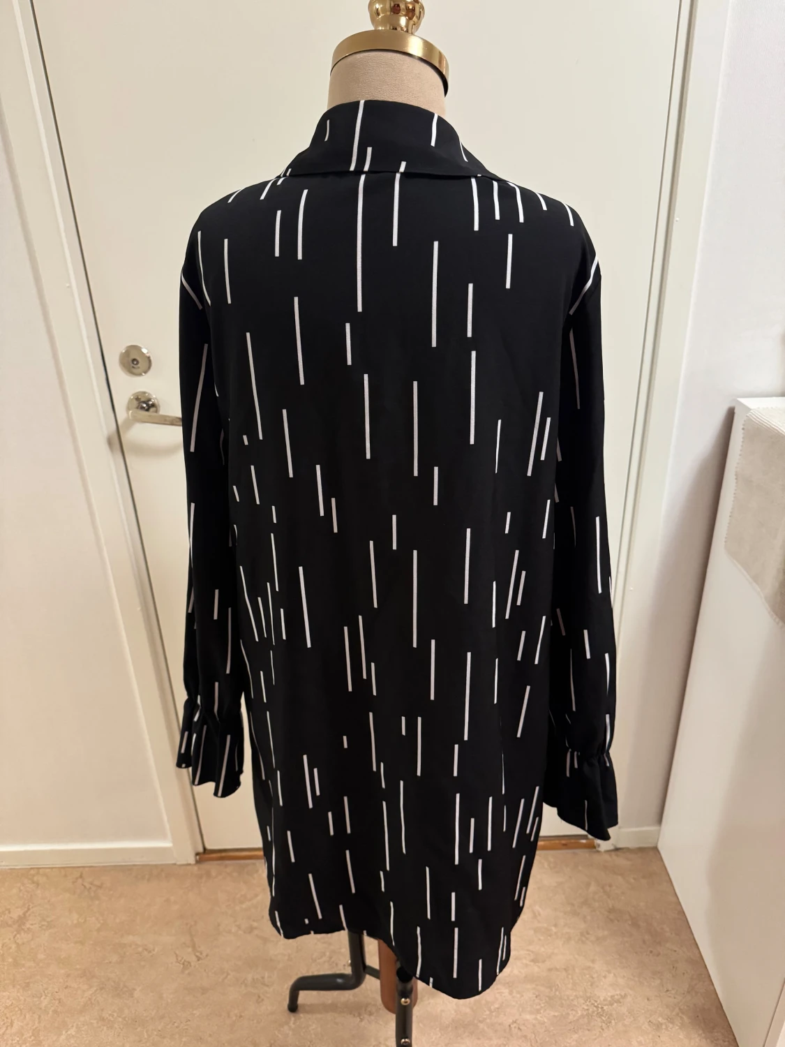 Svart-vit mönstrad skjortklänning SHEIN - 1