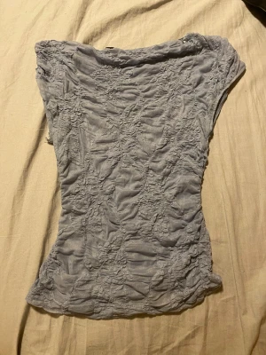 Blus - Säljer en blå topp från Zara i storlek S, passar perfekt till fest och til vita byxor😍