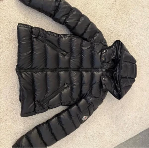 Moncler Jacka - Jättefin Moncler jacka som ja vuxit ur. Inte modellen maya utan en lite tunnare modell. storlek Xxs (32) Självklart är den äkta och kommer med kvitto