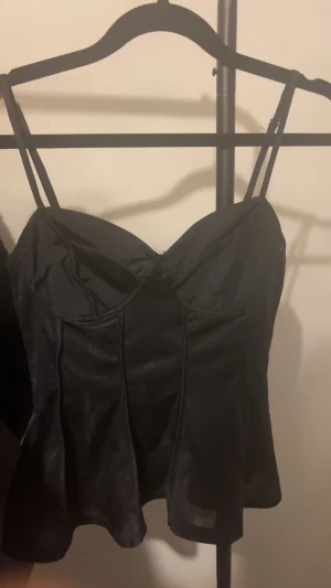 Svart korsett-topp från H&M Divided - Svart korsett-topp från H&M. Använd fåtal gånger