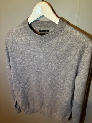 Massimo dutti Kashmir tröja  - | jag säljer nu en riktigt fräsch kashmir tröja ifrån Massimo dutti | Strorlek: S | skick: 9/10 | har riktigt bra passform | skriv till mig för fler frågor och bilder | 