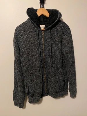 Stickad tröja med ul fodring - Riktigt fräsch snygg stilren stickad tröja med luva, storlek M skön till vintern