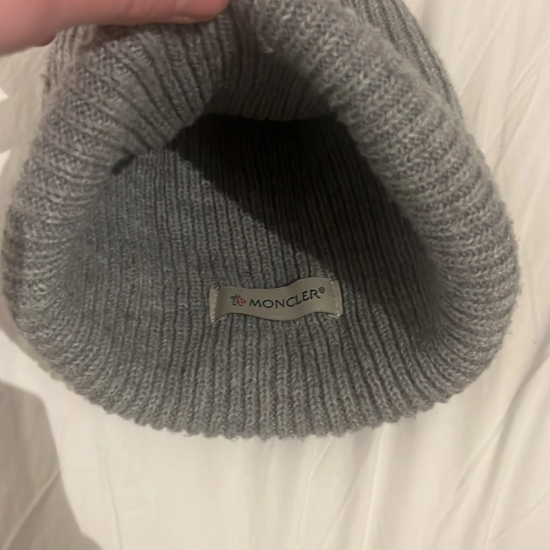 Grå ribbstickad mössa från Moncler - 1